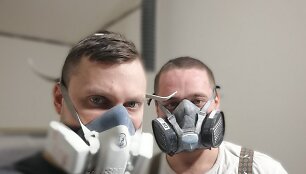 Vidaus apdailos meistras Marekas Žigelis (kairėje) su kolega