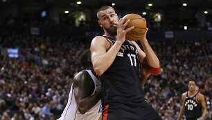 Jonas Valančiūnas pelnė 21 ta&scaron;ką, o &bdquo;Raptors&ldquo; i&scaron;kovojo 11 pergalę i&scaron; eilės, kai namie po pratęsimo palaužė &bdquo;Mavericks&ldquo; ekipą.
