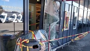 Naktį Vievyje nusikaltėliai laužėsi į bankomatą