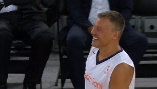 &Scaron;arūnas Jasikevičius atstovavo Sani Bečirovičiaus komandai per žaidėjo atsisveikinimo rungtynes Liublianoje.