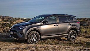 Toyota RAV4 turi labai plačias plokščias arkų briaunas, kurias pabrėžia ir plastikinė apdaila