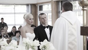 Sandra Luk&scaron;ytė ir Darvydas &Scaron;ernas savo vestuvių dieną Nidos bažnyčioje