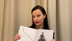 Agnė Kuzmickaitė rankose laiko žurnalą „Vogue Portugal“