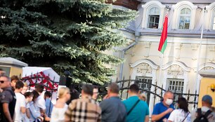 Žmonės prie Baltarusijos ambasados Vilniuje