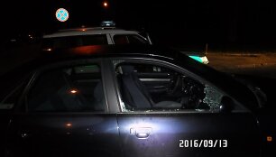 Plė&scaron;ikai kirviu i&scaron;daužė langą, bandė i&scaron;lupti magnetolą.