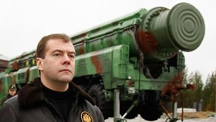 Dmitrijus Medvedevas prie balistinės raketos