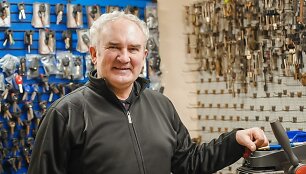 Garsusis Panevėžio raktininkas Alvydas &Scaron;irka atsigauna po gaisro &ndash; vėl gamina raktus