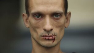 P.Pavlenskį i&scaron;garsinęs performansas &bdquo;Siūlė&ldquo;.