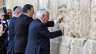 Benjaminas Netanyahu ir Mike'as Pompeo prie Raudų sienos
