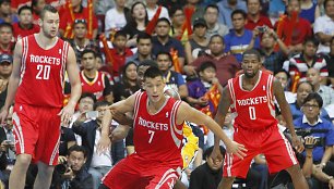 „Rockets“ krepšininkai (iš kairės) – Donatas Motiejūnas, Jeremy Linas ir Aaronas Brooksas