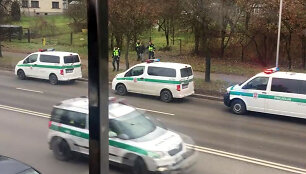 Nužudymu įtariama moteris sulaikoma policijos pareigūnų