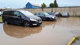Semiamas vieno Savanorių prospekto daugiabučio kiemas