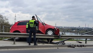 Avarija T.Masiulio gatvėje – automobilis „pakibo“ ant atitvarų