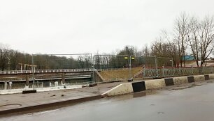 Kėdainiuose pradėjo byrėti per Dotnuvėlės upelį nutiestas tiltas.