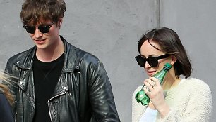 Dakota Johnson ir Matthew Hittas