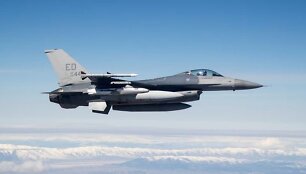 Naikintuvas F-16 su &bdquo;Kongsberg&ldquo; gaminama JSM raketa (nuotraukoje &ndash; vidutinio dydžio). &bdquo;Defence Express"/Atviro &scaron;altinio nuotr.