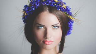 Moters portretas Joninių tema