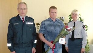 Gintautui Jaskaudui (viduryje) padėkota Mažeikių rajono policijos komisariate