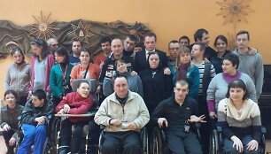 Kauno neįgaliojo jaunimo centro nariai ir Lietuvos Muaythai Sąjungos generalinis sekretorius Nerijus Luk&scaron;as ir sporto klubo &bdquo;Titanas&ldquo; prezidentas Marius Misiūnas