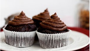 Šokoladinių keksiukų gerbėjams – 15 paprastų ir rafinuotų receptų