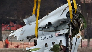 Aviakatastrofoje Vašingtone sudužusio lėktuvo nuolaužos
