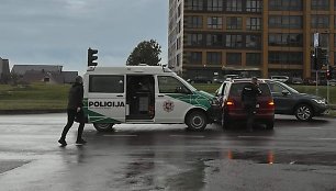 Kaune į avarija pakliuvo policijos automobilis