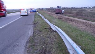 Ekspolicininko taranuotas vilkikas atsidūrė pakelės griovyje
