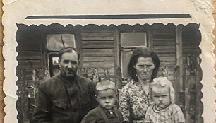 Juodkrantiškė Albina Leitoninė (Žilinkaitė) ant mamos kelių prie namo Plioplių kaime