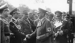 Adolfas Hitleris spaudžia ranką Philippui Bouhleriui, Miunchenas, 1938 m.