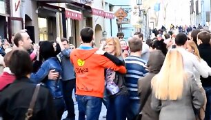 Salsos flashmobas Pilies gatvėje.