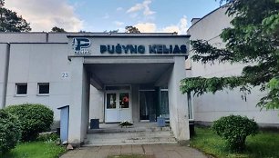 Gedulo vainikas ir žvakės prie „Pušyno kelio“