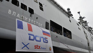 Rusijai skirtas &bdquo;Mistral&ldquo; tipo laivas nuleidžiamas į vandenį