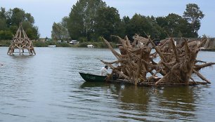 Visą vasarą nendrinės skulptūros plaukiojo Gintaro įlankoje.