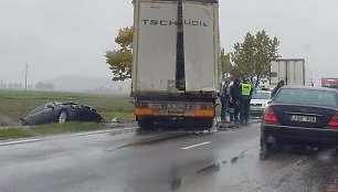 Netoli Kėdainių susidūrė vilkikas ir BMW