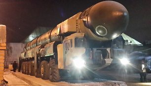 Rusų raketinės sistemos „Topol-M“, kurios neša atominę galvutę.