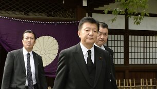 Japonijos ministras Yoshitaka Shindo apsilankė prie&scaron;taringai vertinamoje &scaron;ventovėje