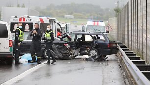 Kauno Vakariniame aplinkkelyje susidūrė 6 automobiliai, mirė žmogus
