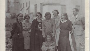 Stepono Batoro universiteto Dailės fakulteto studentų grupė fakulteto rūmų fone. Kairėje sėdi Irena ir Joanna Karpińskos. Iki 1933 m.