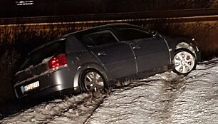 Kaune &bdquo;Opel&ldquo; nuvažiavo į griovį