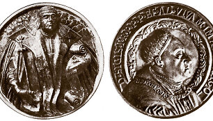 Žygimantas Jogailaitis.  Kairėje: kaip karalius Saliamonas Žygimantų koplyčioje.  De&scaron;inėje: ant 1527 m. medalio