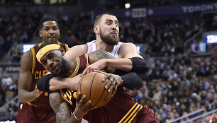 Jonas Valančiūnas vos nesusimu&scaron;ė su LeBronu Jamesu