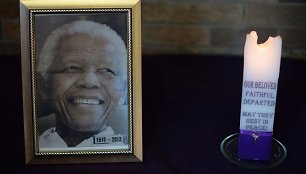 Pietų Afrikos Respublika gedi mirusio savo lyderio Nelsono Mandelos