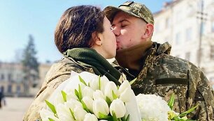 Susituokę karo metu ukrainiečiai gynėjai
