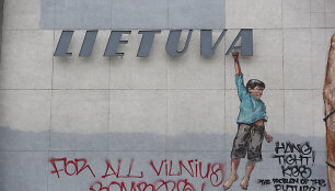 Ernesto Zacharevičiaus pie&scaron;inys ant kino teatro &bdquo;Lietuva&ldquo; sienos suniokotas