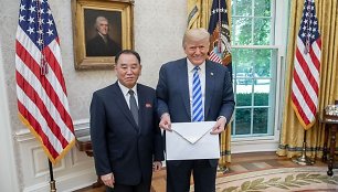 Donaldas Trumpas laiko Kim Jong Uno laišką