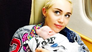 Miley Cyrus su kiaulaite Bubba Sue