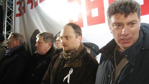 Rusijos opozicijos mitingas Maskvoje 2012 metų kovo 5-ąją. I&scaron; kairės į de&scaron;inę: Michailas Kasjanovas, Grigorijus Javlinskis, Sergejus Mitrochinas, Vladimiras Kara-Murza jaunesnysis ir Borisas Nemcovas.