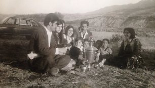 Alanas Chošnau vaikystėje su šeima Kurdistane