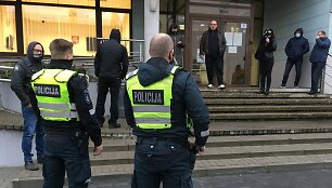 Prie teismo netrukus atvyko ir policijos pareigūnai.