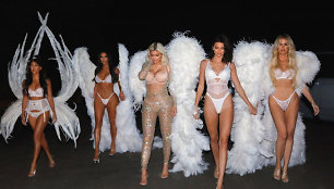 Kourtney Kardashian, Kim Kardashian, Kylie Jenner, Kendall Jenner ir Khloe Kardashian per Heloviną virto „Victoria's Secret“ angelais